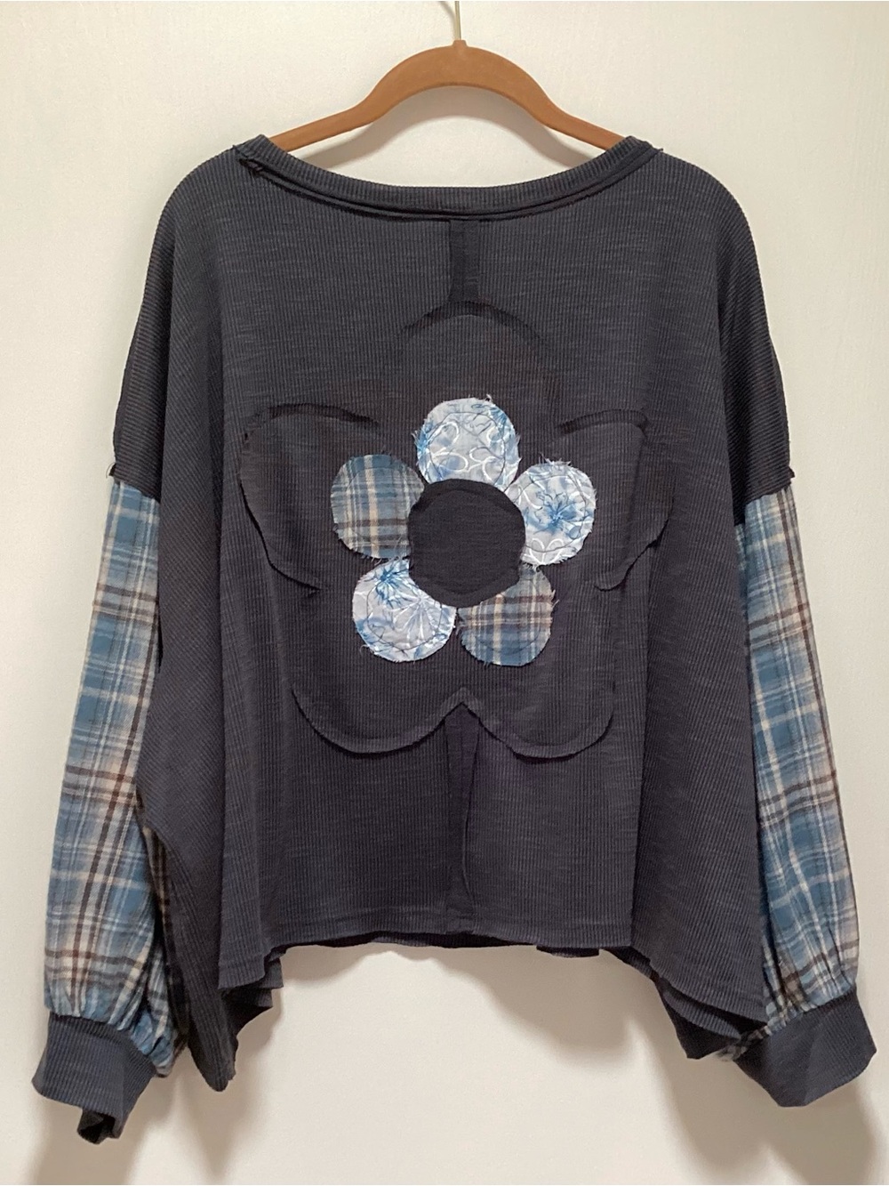 POL Oversized Floral Patch Long-Sleeve Top - Picture 6 of 8